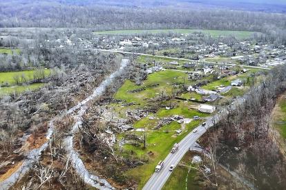 Fotografía cedida por Missouri State Highway Patrol que muestra los daños después de un tornado en el condado de Bollinger, Misuri (EE.UU.), este 5 de abril de 2023.