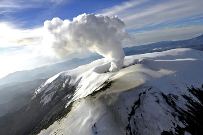 Fotografía cedida el 31 de marzo de 2023 por el Servicio Geológico Colombiano que muestra la actividad del volcán Nevado del Ruiz, cerca a Manizales (Colombia).