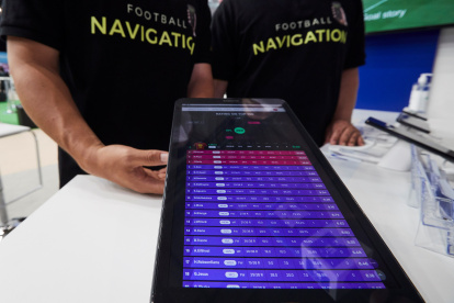 Avance. Un expositor muestra una app de inteligencia artificial en una reciente feria tecnológica en Barcelona (España).