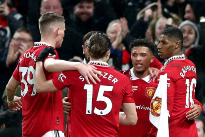 Manchester (United Kingdom), 05/04/2023.- Marcus Rashford (R) of Manchester United celebrates with teammates after scoring the opening goal during the English Premier League soccer match between Manchester United and Brentford in Manchester, Britain, 05 April 2023. (Abierto, Reino Unido) EFE/EPA/Adam Vaughan EDITORIAL USE ONLY. No use with unauthorized audio, video, data, fixture lists, club/league logos or "live" services. Online in-match use limited to 120 images, no video emulation. No use in betting, games or single club/league/player publications