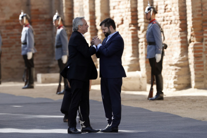 El presidente de Chile, Gabriel Boric (c), recibe a su homólogo de Argentina Alberto Fernández (d), hoy en el palacio de La Moneda, en Santiago (Chile).