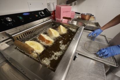 Preparación de las torrijas, el producto estrella en la Semana Santa española.