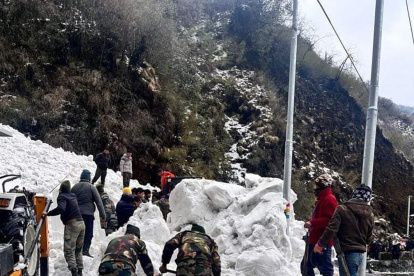 Varias personas en la tarea de encontrar a las personas tras la tragedia