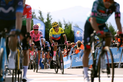 Richard Carapaz (d) llegó frustrado por el incidente en los metros finales.