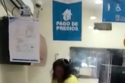 En un video que circula en redes sociales se observa a la mujer con las tijeras en mano y revisando cada caja.