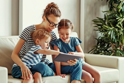 La tecnología digital puede unir a padres e hijos.