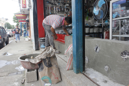 En Sauces 6, la mayoría de locales comerciales han optado por construir muros más altos para evitar mayores estragos por las inundaciones.