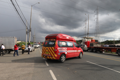 Auxilio. Ambulancias retiraban a internos heridos de la cárcel La Roca.