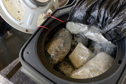 Evidencia. Los soldados encontraron las dosis de cocaína dentro de un parlante.