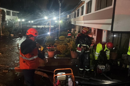 Ayuda. Miembros del Cuerpo de Bomberos durante el drenaje del agua que ingresó a varias viviendas.