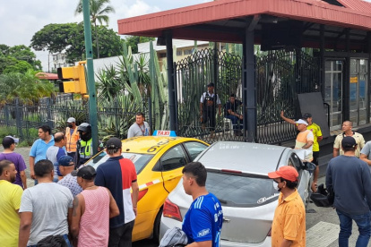 El accidente que se dio en una de las paradas tras invadir el carril.
