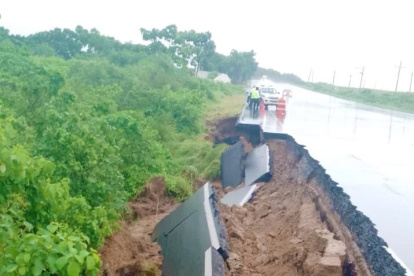 Un tramo de la carpeta asfalta en la carretera que una a Santa Elena con Guayaquil se desprendió.