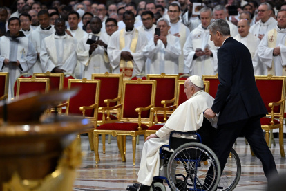 El Papa Francisco sale después de la Misa del Crisma en la Basílica de San Pedro en la Ciudad del Vaticano, el 06 de abril de 2023.