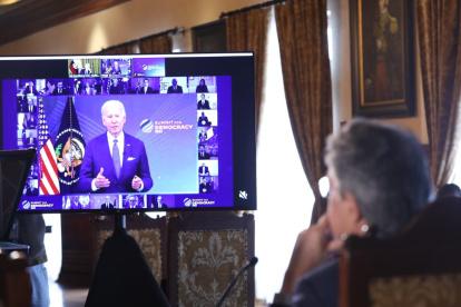 A finales de marzo, Lasso participó de la Cumbre por la Democracia en donde expuso en problema político que afronta su Gobierno con la Asamblea.