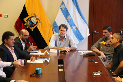 Christian Sarmiento, de Fetug; el gobernador Francesco Tabacchi y el alcalde Aquiles Álvarez durante la reunión.