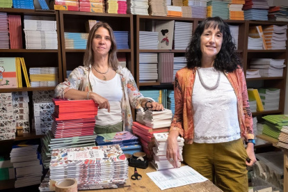 Logros. Constanza Recart y Ana María Pávez, fundadoras de la editorial Amanuta en la casa matriz en Santiago.