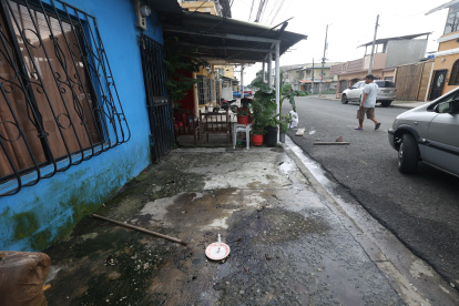 La vecindad encendió una vela al pie del  domicilio y sector donde ocurrió el doble crimen.