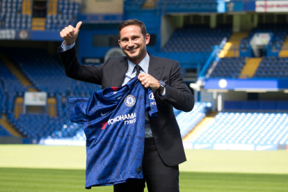 Frank Lampard vuelve al banquillo del club londinense.



Chelsea"s newly appointed English head coach Frank Lampard gives a thumbs up as he poses at Stamford Bridge in London on July 4, 2019. Frank Lampard was appointed Chelsea head coach today, confirming a dramatic return for one of the club"s greatest ever players. Lampard has signed a three-year contract with the Premier League club, where he spent 13 years and became the team"s all-time leading scorer with 211 goals. / AFP / Isabel Infantes FBL-ENG-PR-CHELSEA-LAMPARD.