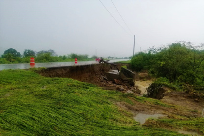 En la vía a la costa, hubo dos desprendimientos. La comunidad dijo estar sorprendida por lo ocurrido.