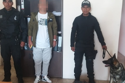 Un perro de la Policía Antinarcóticos ayudó a descubrir a un individuo que transportaba dinero de manera ilícita.