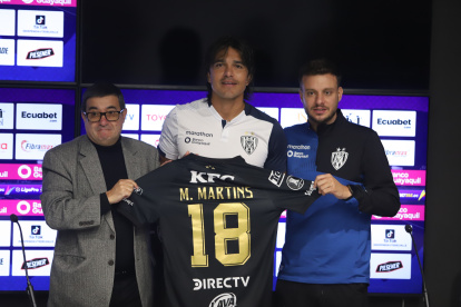 Marcelo Moreno Martins recibió la camiseta con el número 18 durante su presentación oficial.