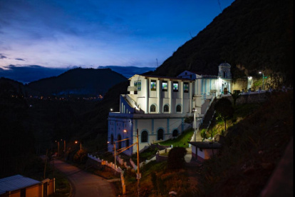 Iluminación. Gracias al trabajo en equipo de la comunidad, el santuario cobra vida por la noche.