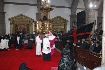 Tradición. El arzobispo ondeó la bandera tres veces durante la ceremonia, en señal del triunfo de la fe sobre los pecados. En la primera fila lo observó Pabel Muñoz, alcalde electo de la ciudad.