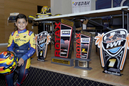 El piloto Julián Rivera con varios de los trofeos que consiguió durante su positiva participación en Estados Unidos.