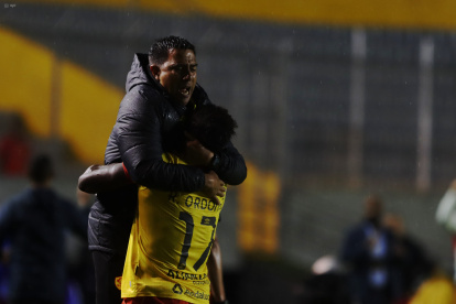 El entrenador César Farías y la emotiva celebración con el goleador Roberto Ordóñez.