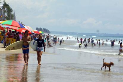 1. Salinas. En la playa, la gente puede disfrutar del calor, la comida, deportes acuáticos y la diversión.