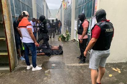 Elementos policiales someten a los seis hombres.