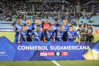 AME9029. MONTEVIDEO (URUGUAY), 05/04/2023.- Los jugadores de Emelec posan previo a un partido ante Danubio de la Copa Sudamericana, en el Centenario en Montevideo (Uruguay). EFE/ Gastón Britos