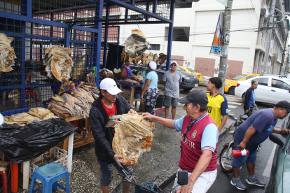Pescado. El cliente Jorge Parrales pellizca el pescado para asegurarse de que es bacalao. En los mercados es posible encontrar una gran variedad de pescados salados, como la lisa.