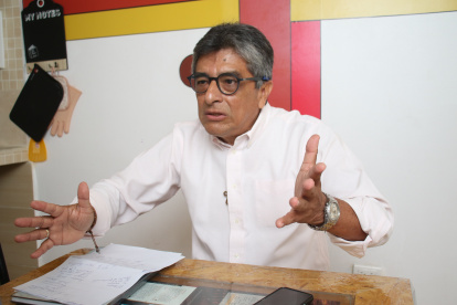 Es ingeniero químico y tiene una maestría en Administración Ambiental