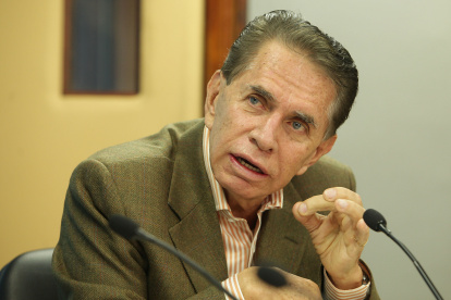 Alfonso Espinoza de los Monteros sigue causando sensación en Instagram con sus publicaciones.