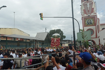 Una "marea" de fieles católicos se concentra en Lizardo García y la A para la procesión del Cristo del Consuelo
