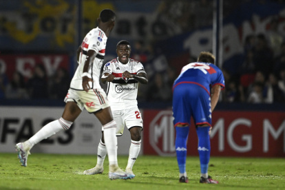 AME9455. BUENOS AIRES (ARGENTINA), 06/04/2023.- Jhegson Méndez (c) de Sao Paulo celebra hoy un gol de su equipo contra Tigre, durante un partido por el Grupo D de la Copa Sudamericana en el Estadio José Dellagiovanna en San Fernando, provincia de Buenos Aires (Argentina). EFE/Diego Haliasz