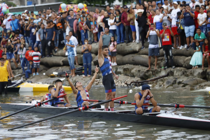 Los remeros del Club Ab. Manuel Calle-Astillero celebran el triunfo
