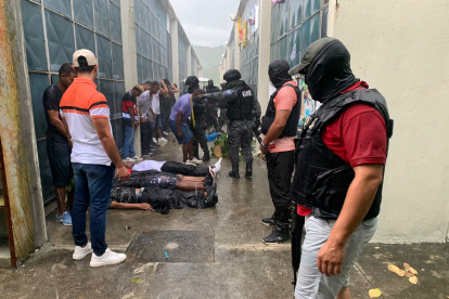 Tras las investigaciones, agentes de unidades especiales desplegaron un operativo dentro del cementerio Metropolitano.