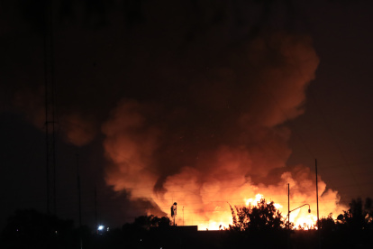 Vista general hoy de un fuerte incendio en una bodega de cajas de madera en la Central de Abastos de la Alcaldía de Iztapalapa, en Ciudad de México (México). EFE/Mario Guzmán