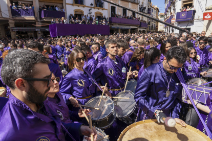 Vista general de la "rompida de la hora" de Calanda (España), este Viernes Santo.