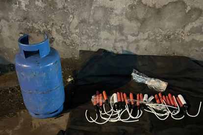 Amenaza. Los tacos con los explosivos y el cilindro de gas abandonados en un auto al sur de Quito.