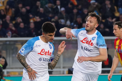 Lecce (Italy), 27/08/2019.- SSC Napoli"s Giovanni Di Lorenzo (L) celebrated by his teammate Amir Rrahmani (R) after scoring during the Italian Serie A soccer match US Lecce - SSC Napoli at the Via del Mare stadium in Lecce, Italy, 7 April 2023. (Italia) EFE/EPA/ABBONDANZA SCURO LEZZI