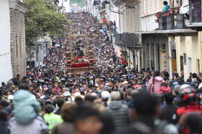 Interminable. Tras dos años de pandemia, miles de creyentes esperaron el paso del Santo para alabarlo.