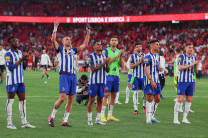 Lisbon (Portugal), 07/04/2023.- FC Porto players celebrate after wining 2-1 at the end of the Portuguese First League soccer match, between SL Benfica and FC Porto, at Luz stadium in Lisbon, Portugal, 07 April 2023. (Lisboa) EFE/EPA/ANTONIO COTRIM