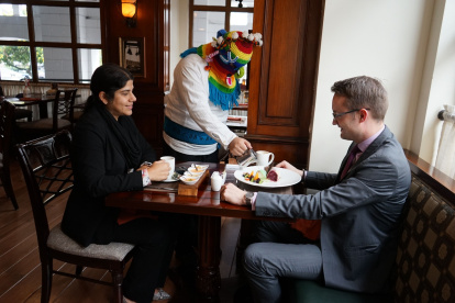 Servicio. En el hotel Plaza Grande, los clientes degustan de un postre y café.