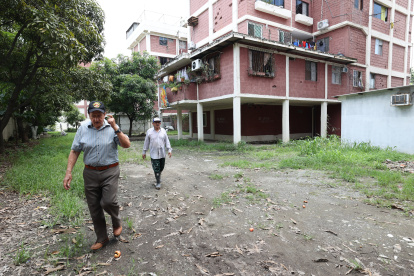 Calles. Los residentes de los bloques de Sauces 4, durante muchos años, han caminado por calles con lodo y piedras, debido a que la regeneración prometida por el Municipio no llegó. La situación empeora durante el invierno.