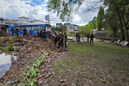 Tareas. Personal policial todavía se mantiene en los puntos afectados por el desastre natural