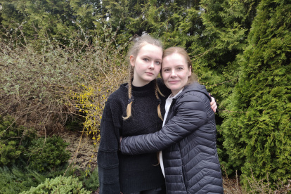 Marina Kondratieva y su hija Yevgueniia, durante una entrevista con Efe el pasado lunes, días después de que su madre lograra el retorno de la menor a Ucrania con ayuda de la oenegé Save Ukraine.