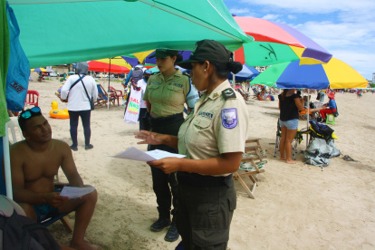 Turismo. Policías abordaban a viajeros para detallarles las medidas que rigen por el estado de excepción.